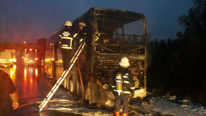 Kocaeli'de seyir halindeki yolcu otobüsü yandı