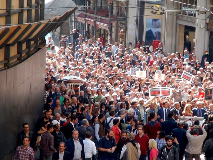 Gazeteciler İstiklal'de yürüdü: Özgür basın susturulamaz