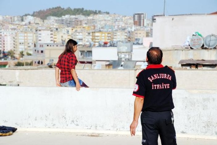 Çatıda intihara kalkışan genç kızı polisler kurtardı