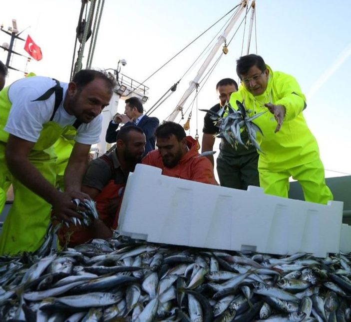 Davutoğlu Samsun'da balık tutmak için denize açıldı
