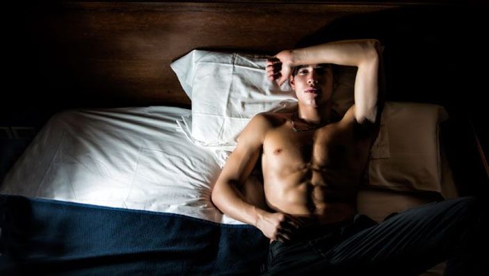 Güne zinde başlamak için karanlık odada uyuyun