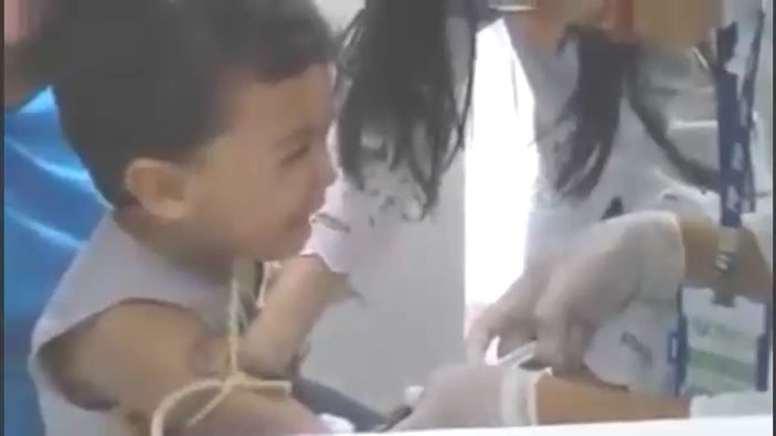 Oğlu iğne olurken ağlayan baba