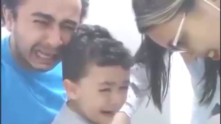 Oğlu iğne olurken ağlayan baba