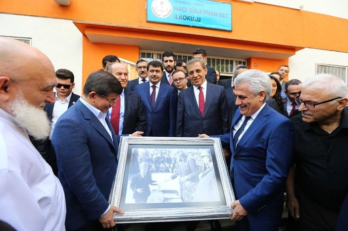 Davutoğlu okuduğu ilkokulu ziyaret etti