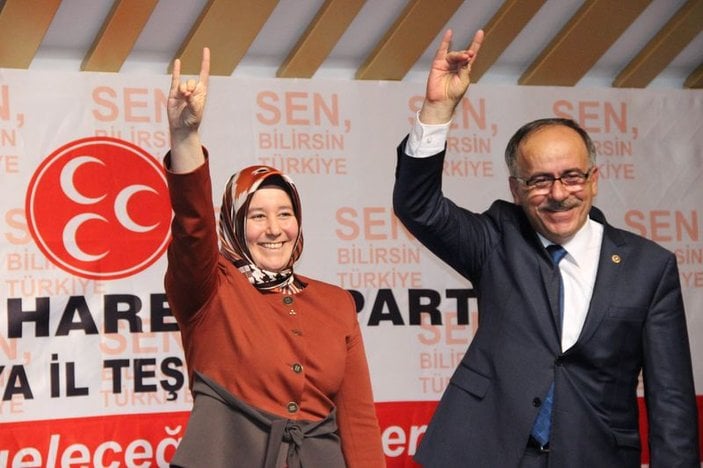 Yeni MHP'li Özgür Ergun bozkurt işareti yapmakta zorlandı