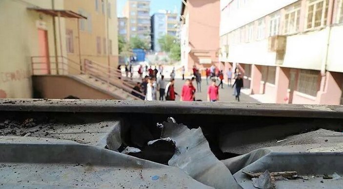 Diyarbakır'da teröristler okula el bombası attı