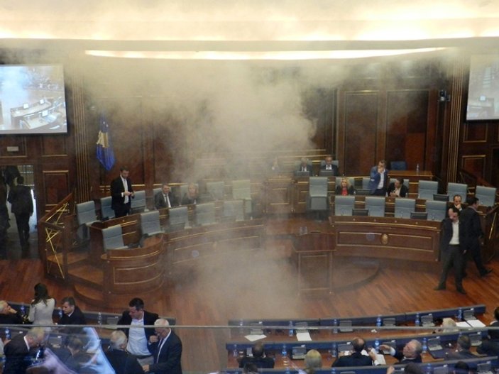Kosova Meclisi'nde göz yaşartıcı gaz atıldı