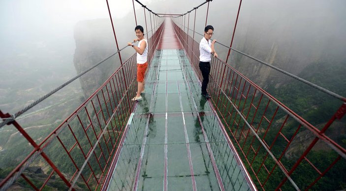 Çin'deki cam asma köprünün ömrü 2 hafta sürdü
