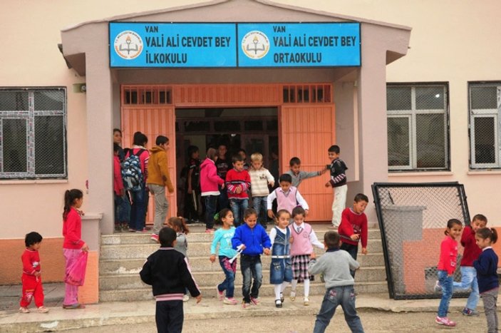 Van'da yakılan okullar yeniden açıldı
