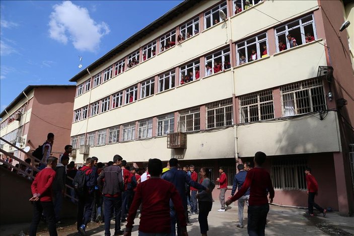 Diyarbakır'da teröristler okula el bombası attı