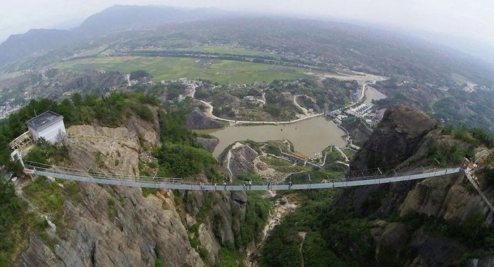 Çin'deki cam köprünün ömrü kısa sürdü