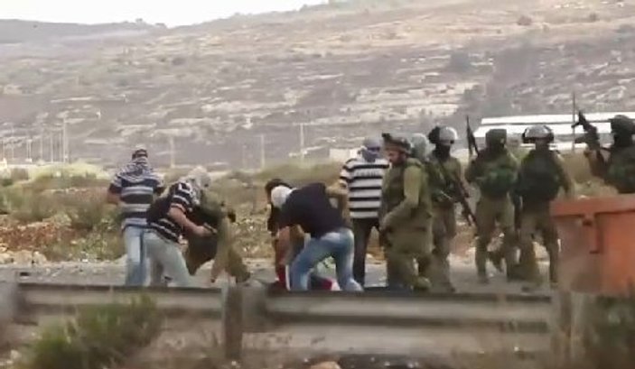 İsrail askerleri Filistinli genci yerde sürükledi