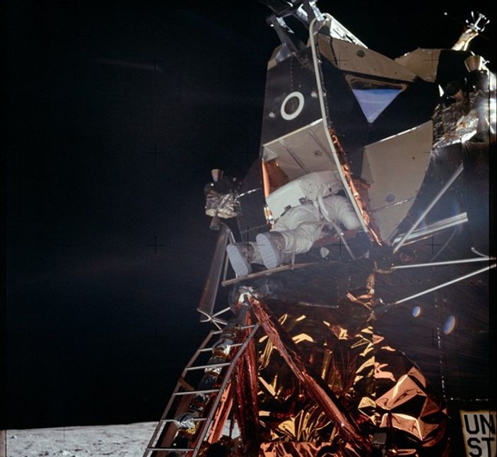 NASA astronotların Ay fotoğraflarını paylaştı