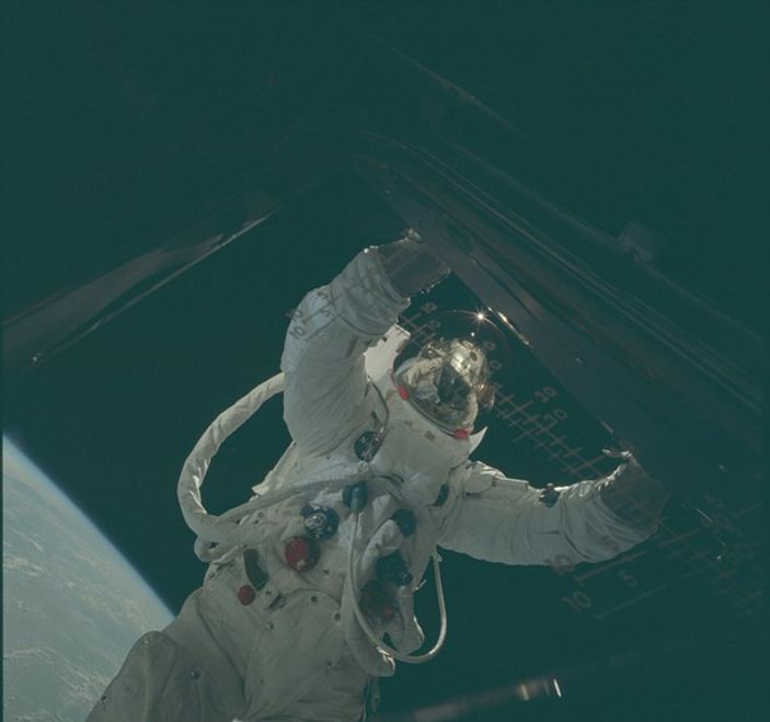 NASA astronotların Ay fotoğraflarını paylaştı