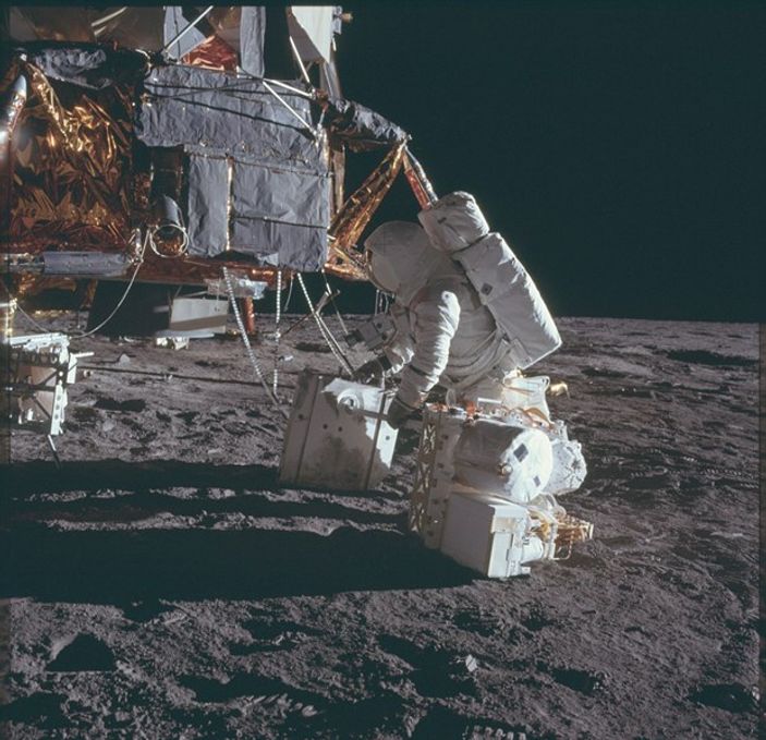 NASA astronotların Ay fotoğraflarını paylaştı