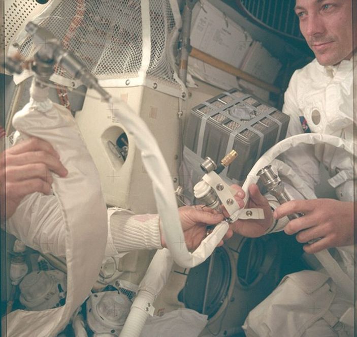 NASA astronotların Ay fotoğraflarını paylaştı