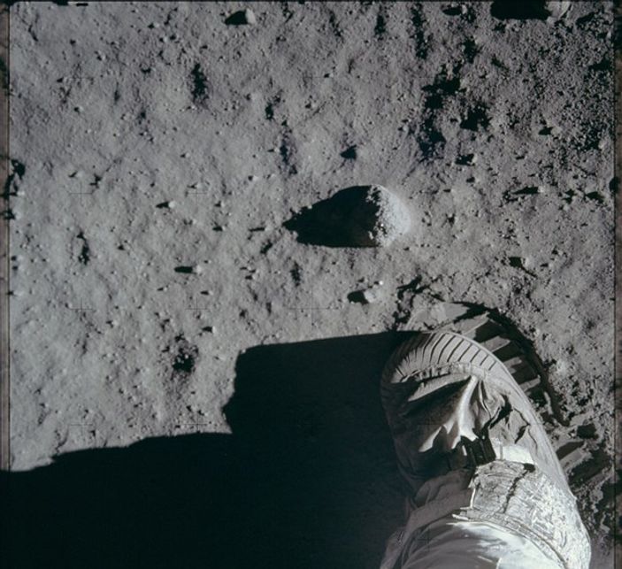 NASA astronotların Ay fotoğraflarını paylaştı