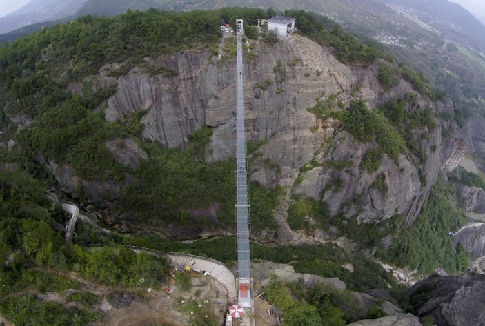 Çin'deki cam köprünün ömrü kısa sürdü