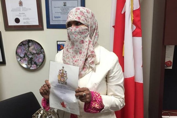 Kanada'da Müslüman kadın peçesiyle yemin etti