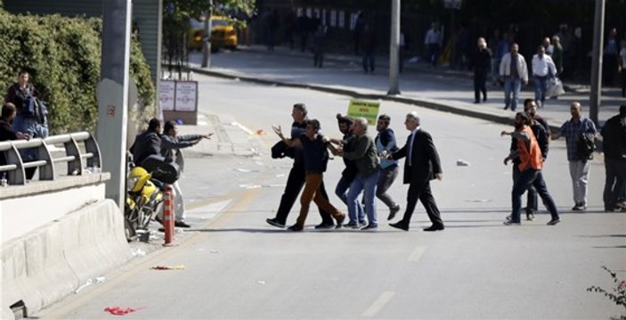 Ankara'da patlama yerinde küfreden adam dayak yedi