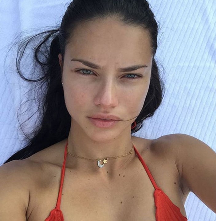 Adriana Lima'dan ay yıldızlı kolyeli selfie