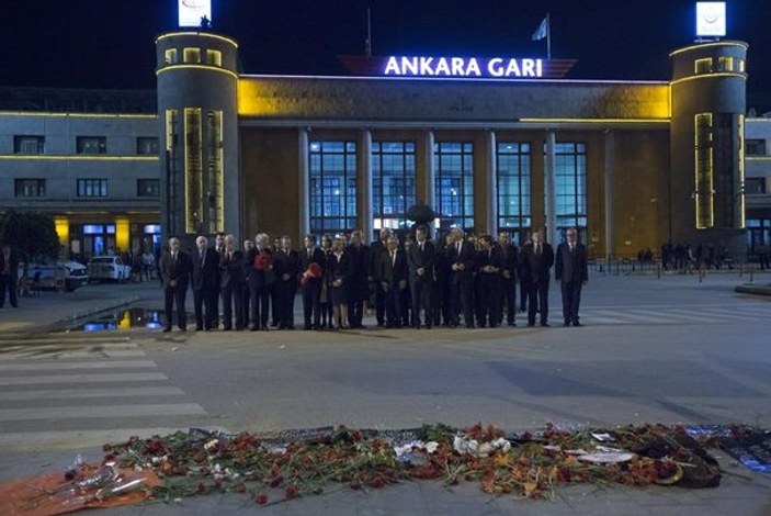 AB üyesi 27 ülkenin büyükelçi Ankara'ya karanfil bıraktı