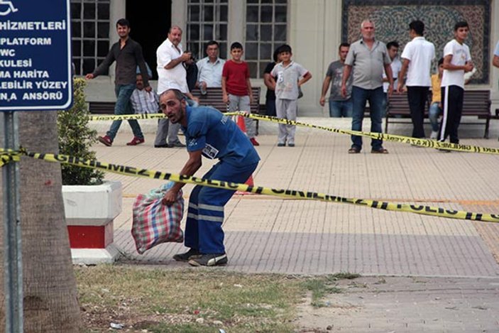 Adana'da polise sinirlenen kişi şüpheli paketi tekmeledi