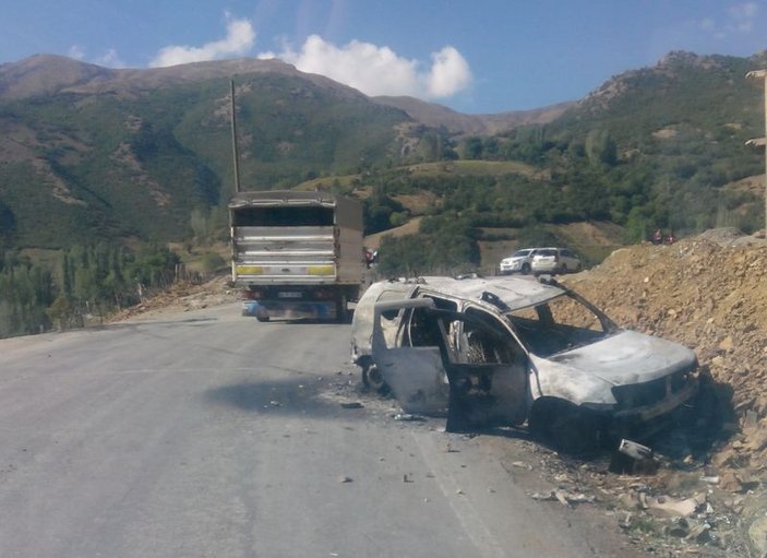 Hakkari'de elektrik şirketine ait araçlar yakıldı