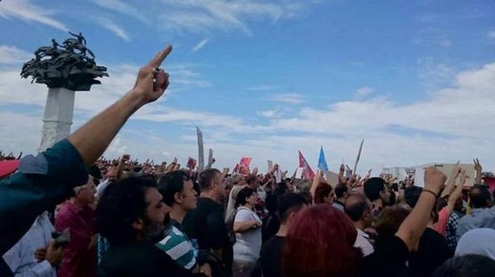İzmir'de bombalı saldırı protesto edildi