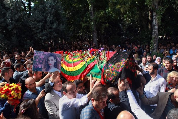 Patlamada ölen Dicle'nin tabutu PKK flamasına sarıldı