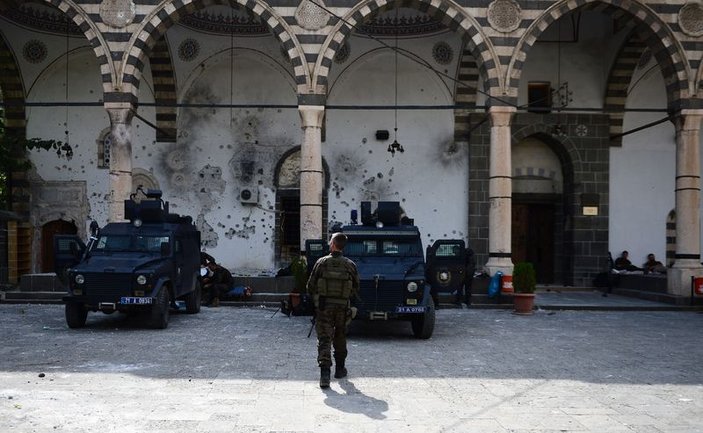 Teröristlerden temizlenen Kurşunlu Camisi'nde polisler namaz kıldı