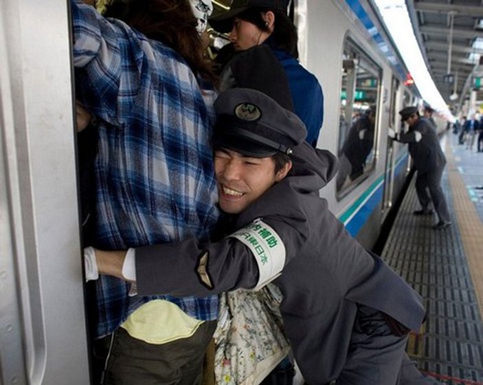 Japonya metrosunda tren ittiriciler görev yapıyor