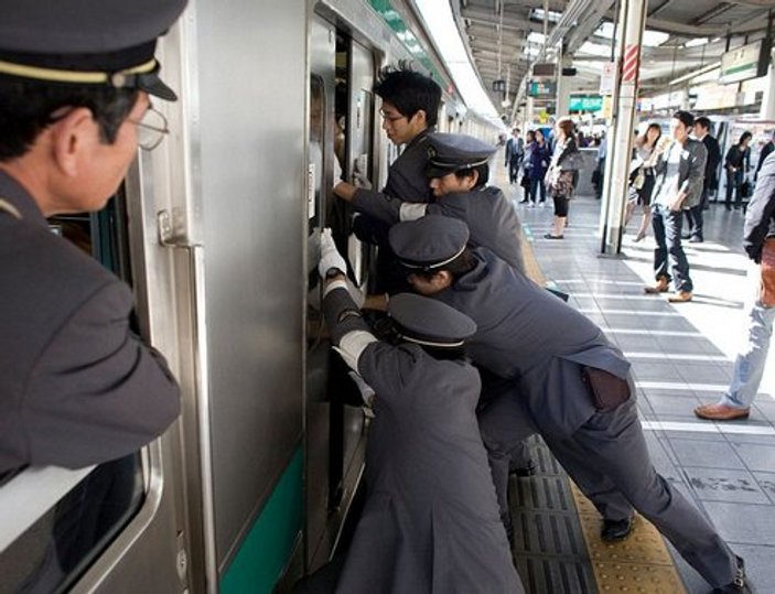Japonya metrosunda tren ittiriciler görev yapıyor