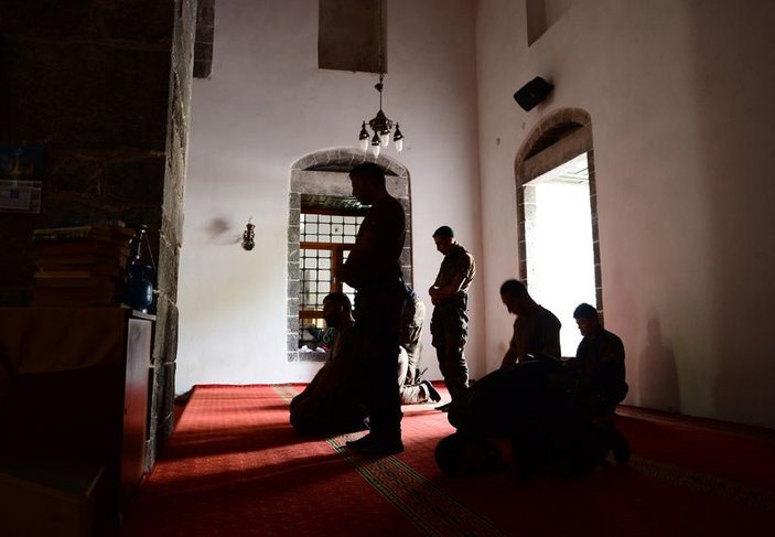 Teröristlerden temizlenen Kurşunlu Camisi'nde polisler namaz kıldı
