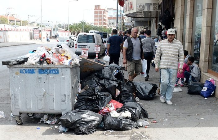 Greve çıkan işçiler nedeniyle İzmir sokakları çöplüğe döndü