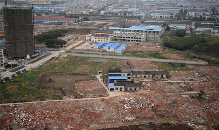 Çin'in yol ortasında kalan evleri