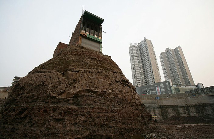 Çin'in yol ortasında kalan evleri