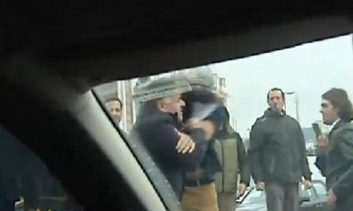 Kadıköy'de kaza yapan sürücülerin soğan erkeği kavgası