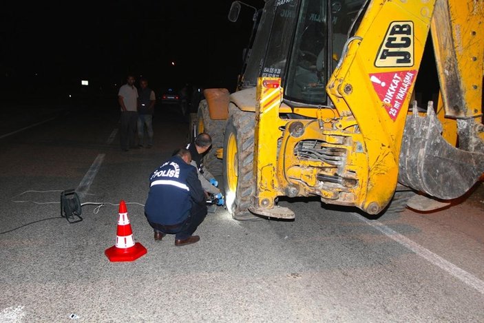 Yarış yapan motosikletliler iş makinesine çarptı: 1 ölü