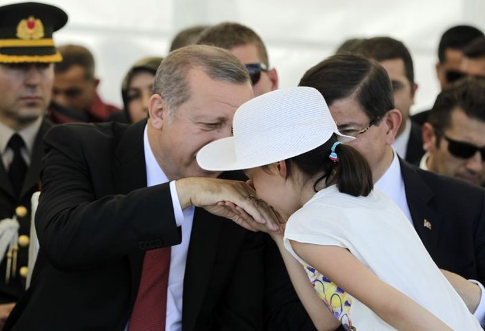 Erdoğan küçük kızın elini öptü