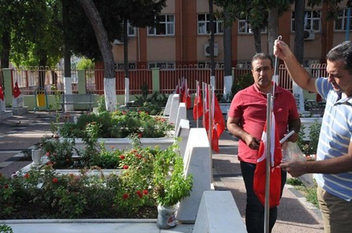 Mersin'de şehitlikten Türk bayraklarını çaldılar