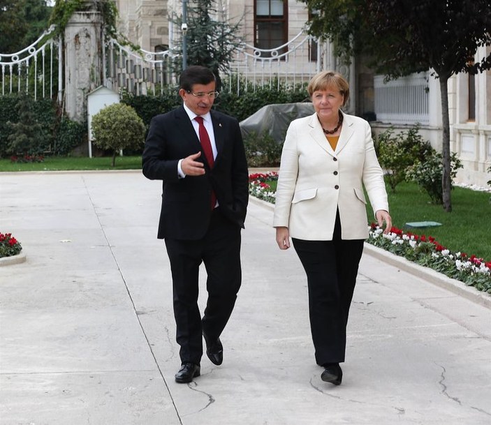 Başbakan Davutoğlu Merkel’e İstanbul’u anlattı