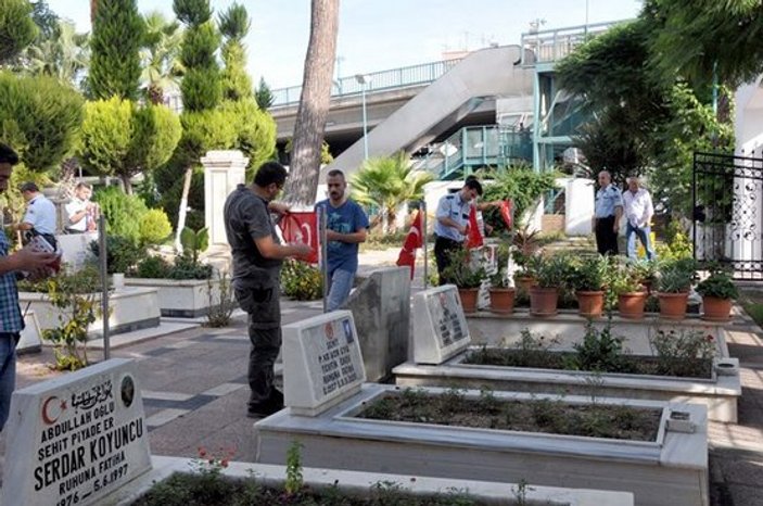 Mersin'de şehitlikten Türk bayraklarını çaldılar