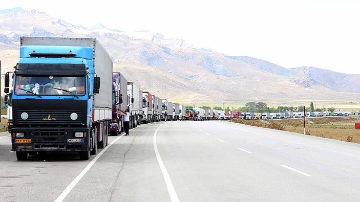 İran sınırında 16 kilometrelik TIR kuyruğu oluştu