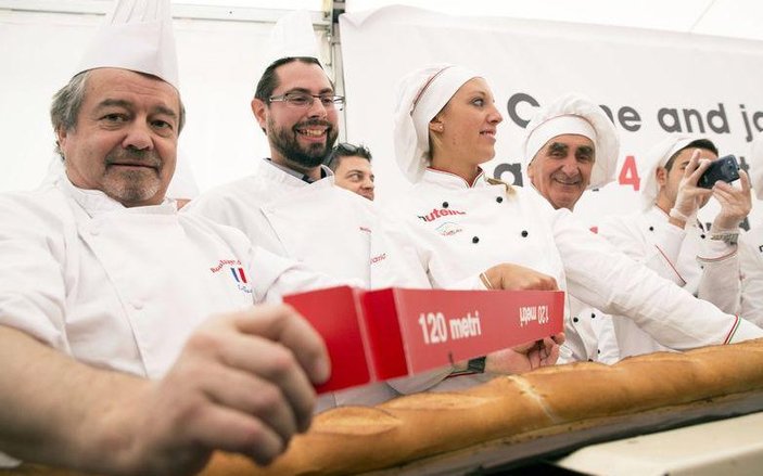 İtalya'da dünyanın en uzun ekmeği yapıldı
