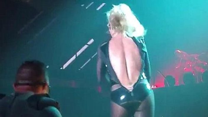 Britney Spears'ın sahnede fermuarı patladı