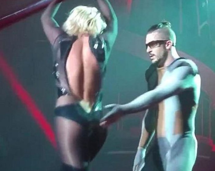 Britney Spears'ın sahnede fermuarı patladı