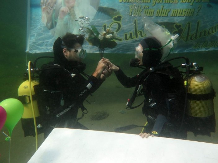 Bursalı genç sevgilisine su altında evlenme teklif etti