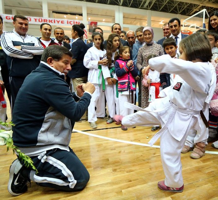 Ahmet Davutoğlu Van'da spor salonu açtı