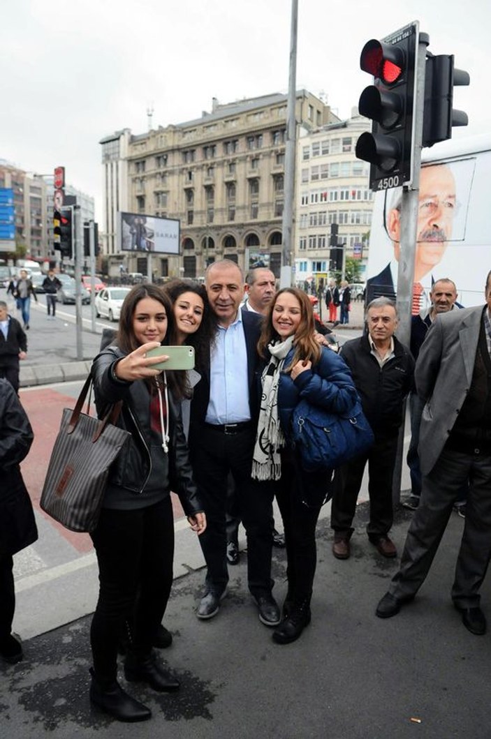 CHP'liler Karaköy'de esnafı ziyaret etti